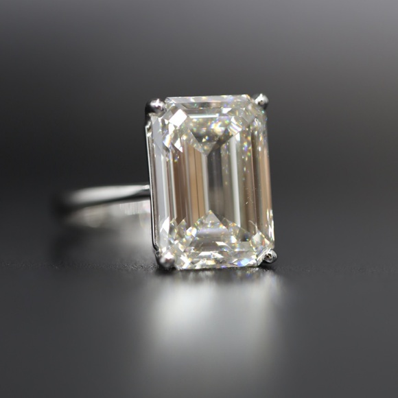10.55 carat emerald cut diamond ring white gold - Picture 2 of 3